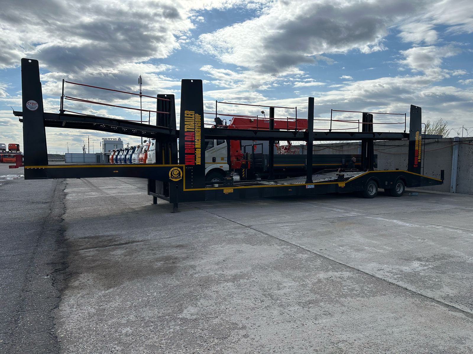 Полуприцеп-автовоз Jinan Senyang HZF9400CCYE (Черный)